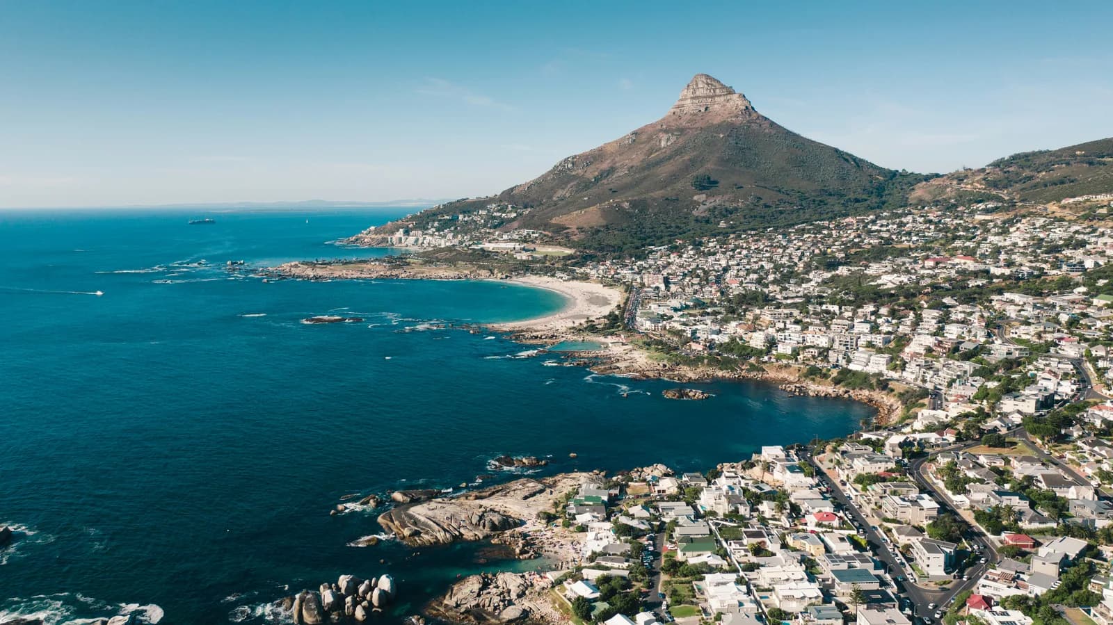 Panoramisch uitzicht over Kaapstad met de Tafelberg op de achtergrond