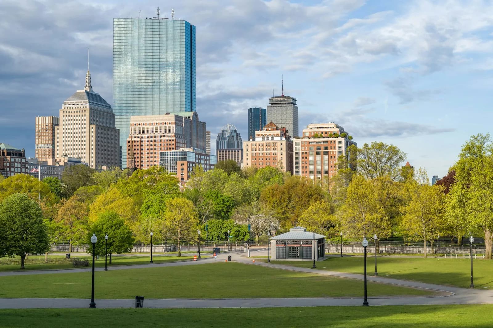 Groene parken en historische gebouwen in het centrum van Boston op een zonnige dag