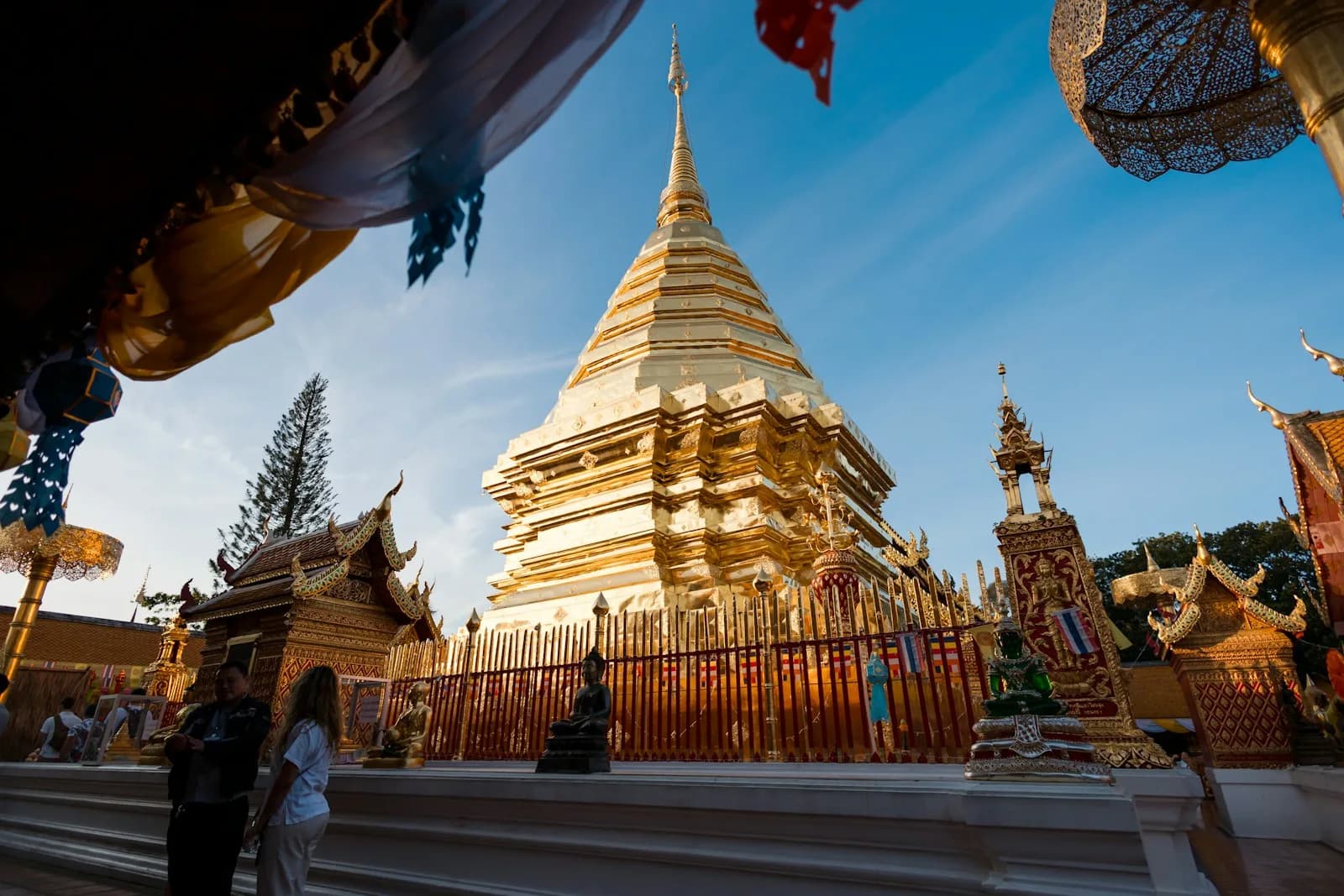 Gouden tempel met bezoekers in Chiang Mai, Noord-Thailand