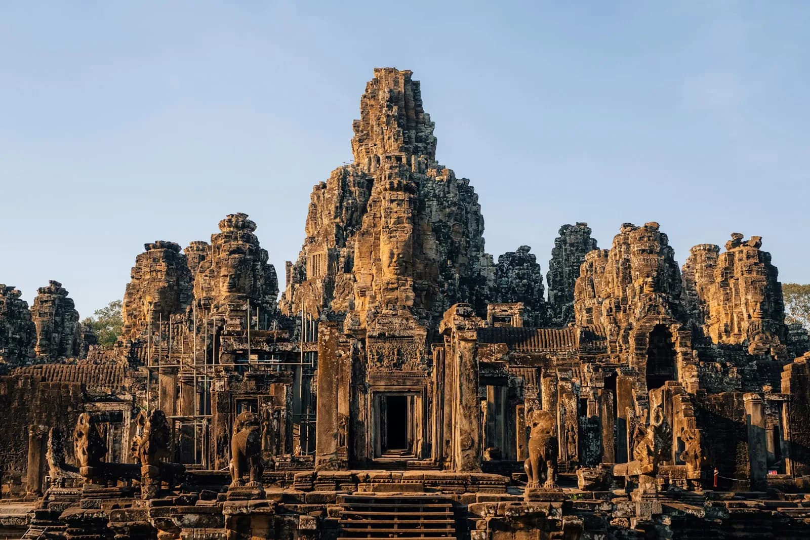 De verlichte torens van Angkor Wat bij zonsopkomst in Siem Reap, Cambodja