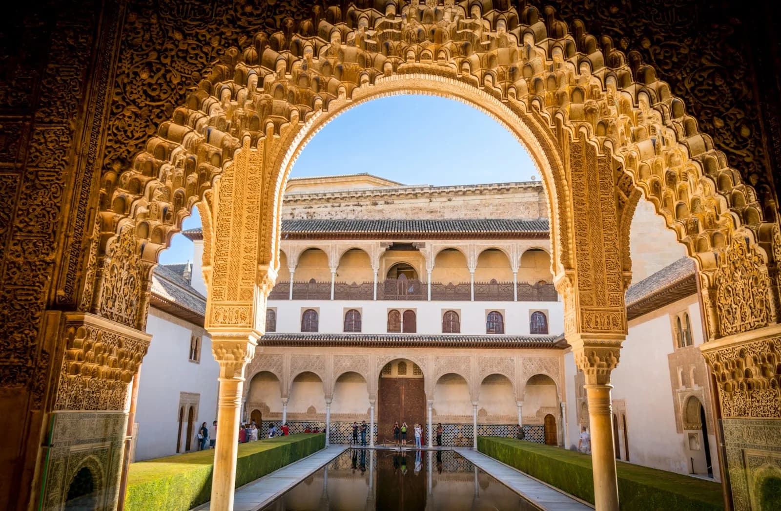 Het Alhambra-paleis in Granada met de Sierra Nevada op de achtergrond
