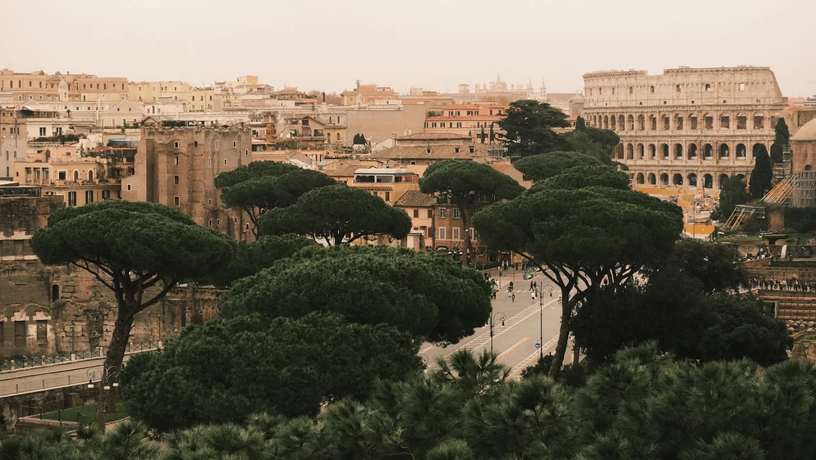 Uitzicht over Rome met koepels en pijnbomen bij gouden avondlicht
