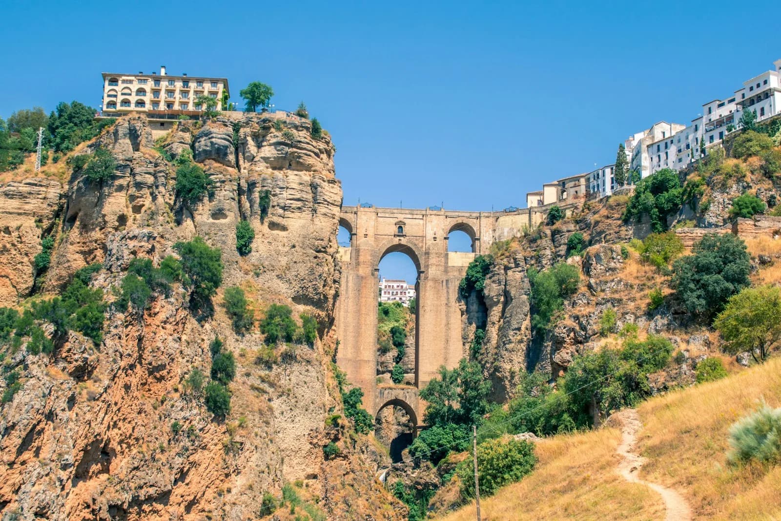 De Puente Nuevo brug over de diepe kloof van Ronda in Andalusië