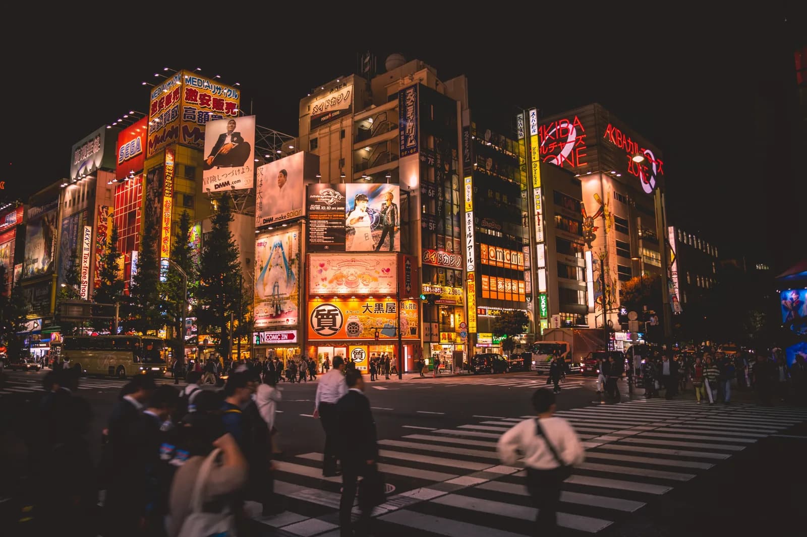 Drukke neonverlichte straat in Shinjuku, Tokyo bij avond