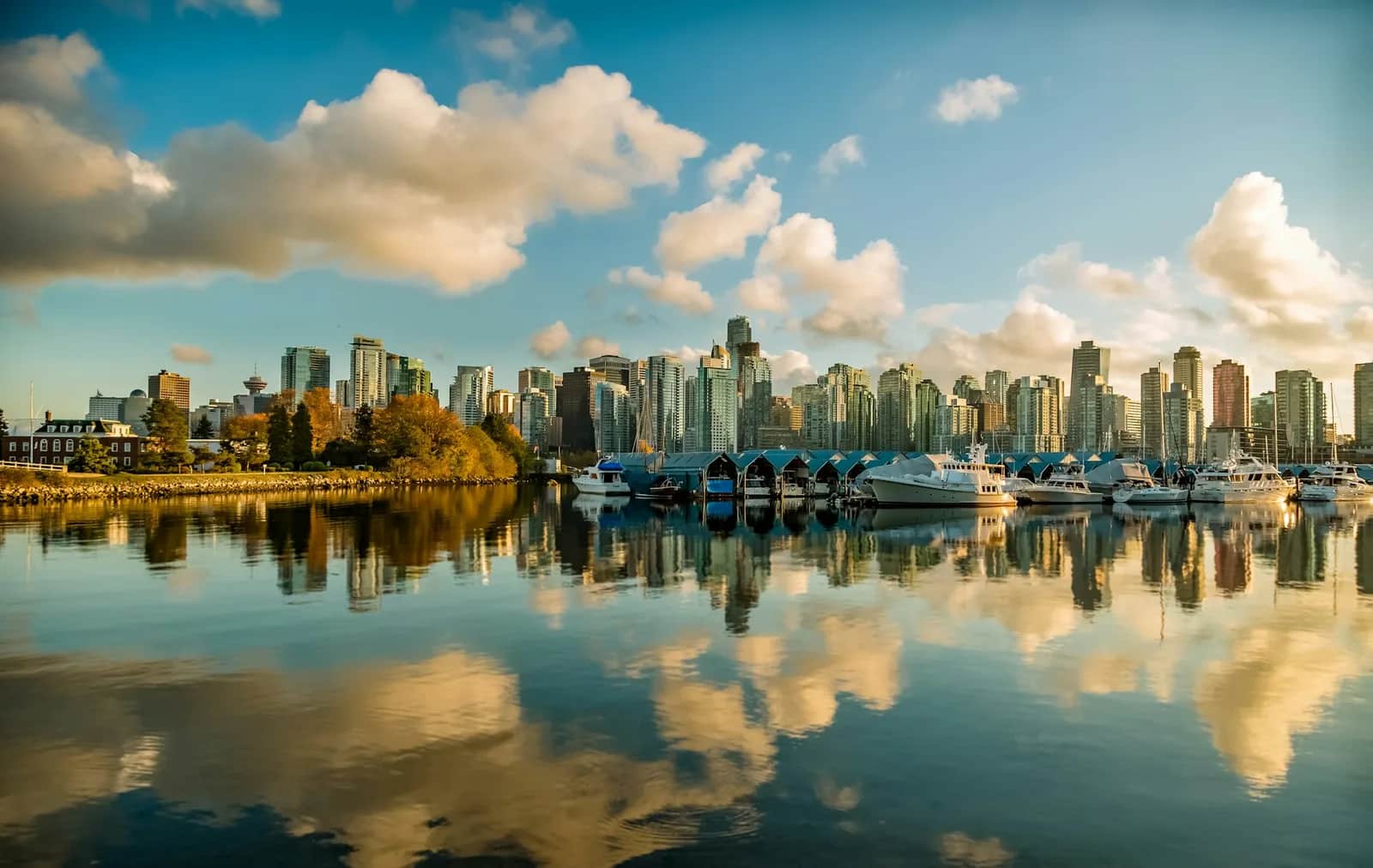Uitzicht over Stanley Park en de skyline van Vancouver met bergen op de achtergrond