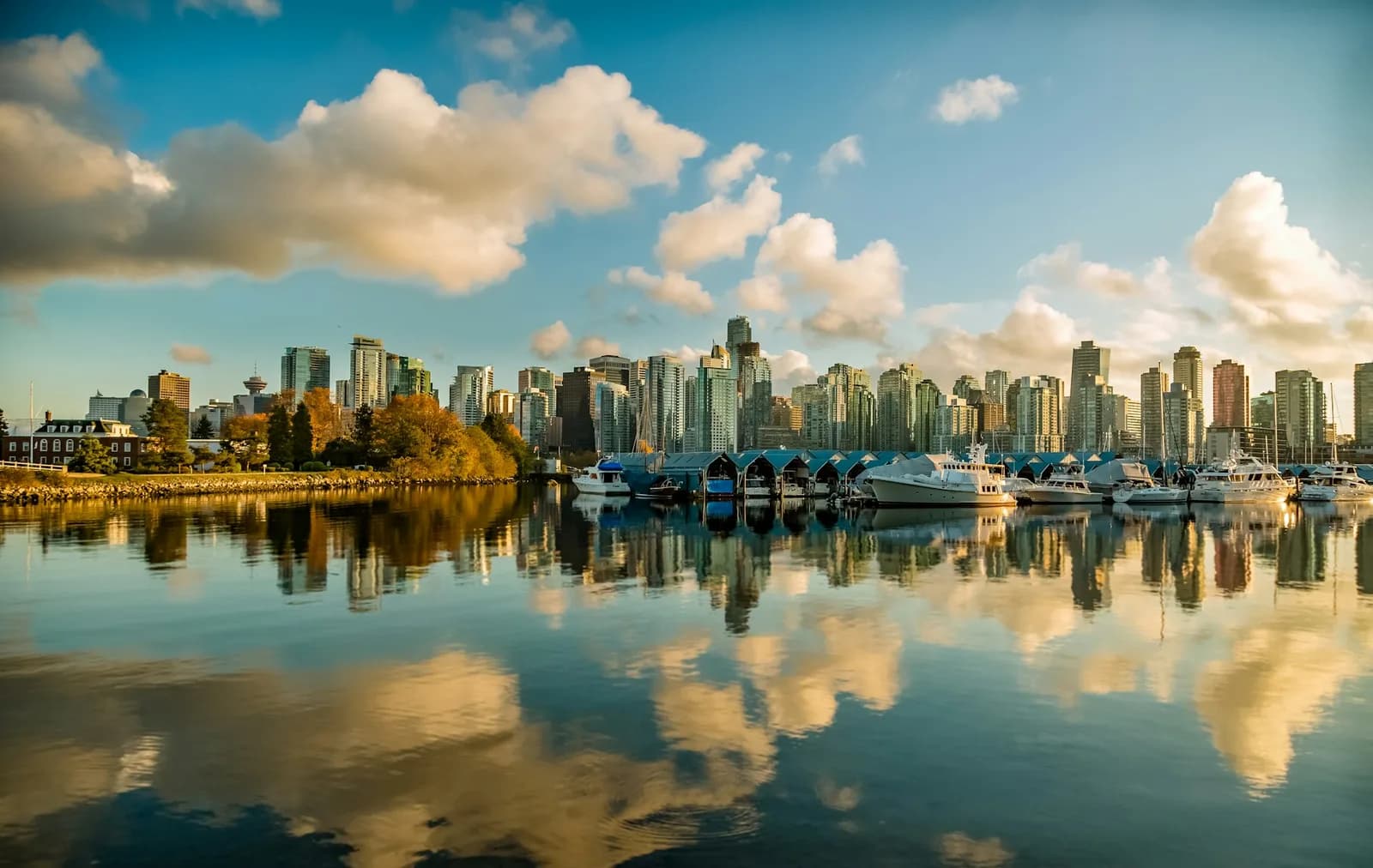 Uitzicht over Stanley Park en de skyline van Vancouver met bergen op de achtergrond